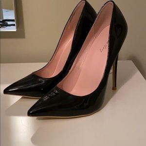 Black pumps